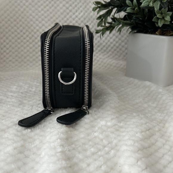 Guess Crossbody Purse - Picture 4 of 8